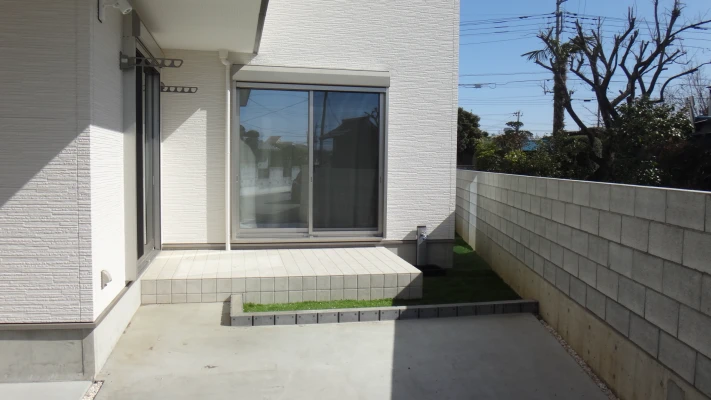 庭面には肌触りの良いタイルデッキ