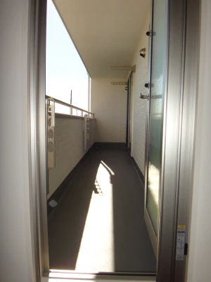 物干し充実の屋根付きのバルコニー