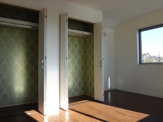 抹茶グリーン色のクローゼット壁紙