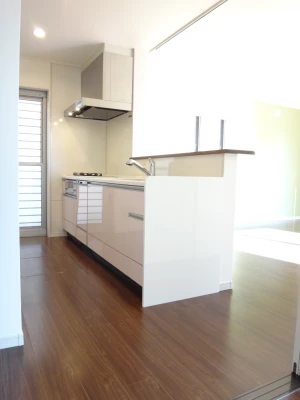 ホワイト鏡面の対面キッチン