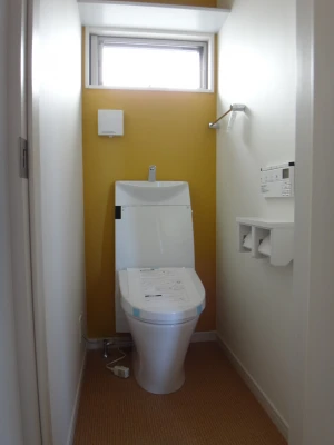 イエローアクセントの二階トイレ
