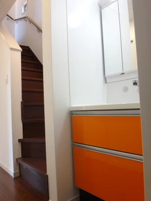 一階ホールのオレンジ洗面化粧台