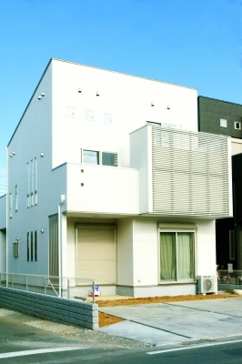 大型のアルミスクリーンがある外観