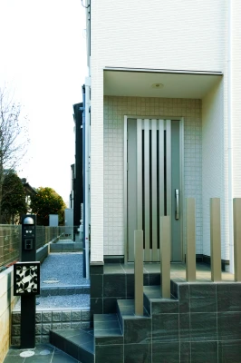 高低差ポーチ階段手摺の代用にアルミ柱