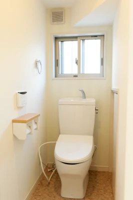階段下空間を利用した一階トイレ