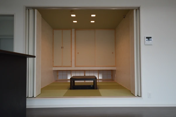 照明配置や仕様の繊細さが見事な和室