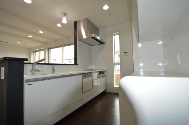 ダウンライトが際立つ一階キッチン眺望