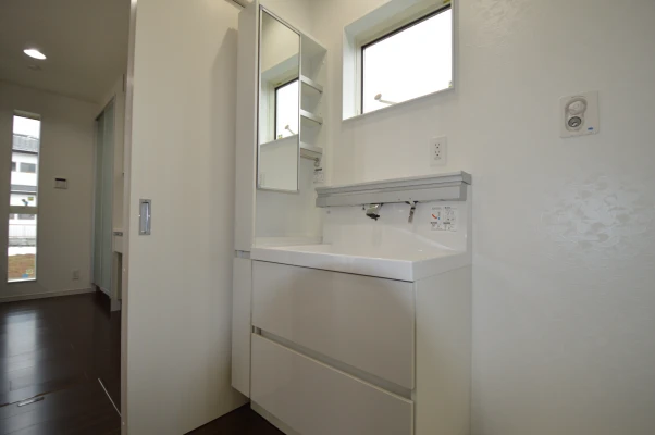 サッシ配置を活かした洗面化粧台