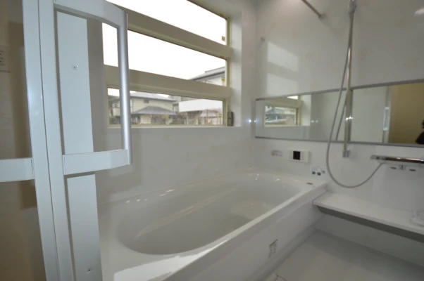 外の景色を眺望できるユニットバス