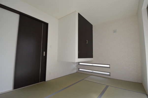 和室畳コーナーと吊押入れ