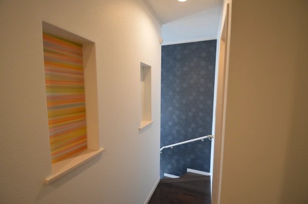 二階ホールに並ぶ色違いのニッチ