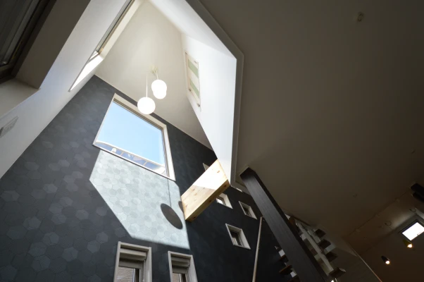 台形型吹き抜けで２方向から採光確保