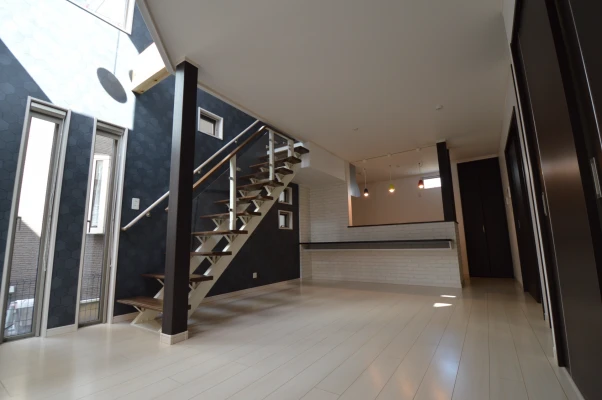 採光が降り注ぐＬＤＫとアルミ階段