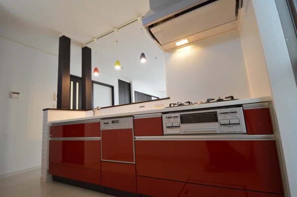 スタディカウンターのある真紅のキッチン