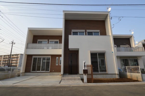 木目調壁とアルミフェンスの外観