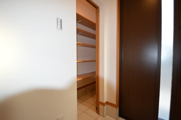 便利なクローク収納で靴を整頓