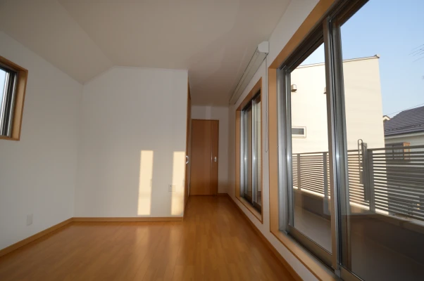 掃出窓が並ぶ陽当たり抜群の主寝室