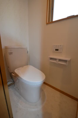 シンプルで温かみのある二階トイレ