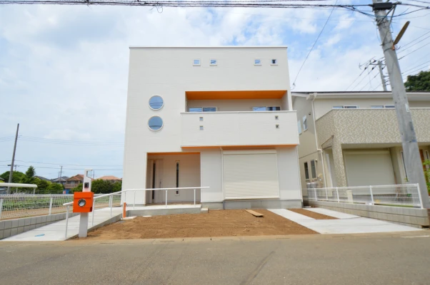 オレンジ軒天とポーチ自転車置場の外観