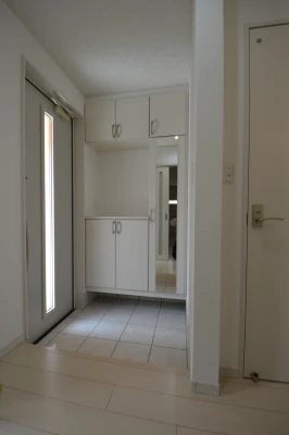 コーナーに手洗噐のある玄関ホール