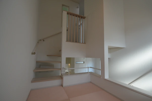 踊場にはピンク色の琉球畳