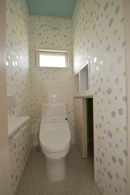 水玉ふわふわ収納＆棚付き一階トイレ