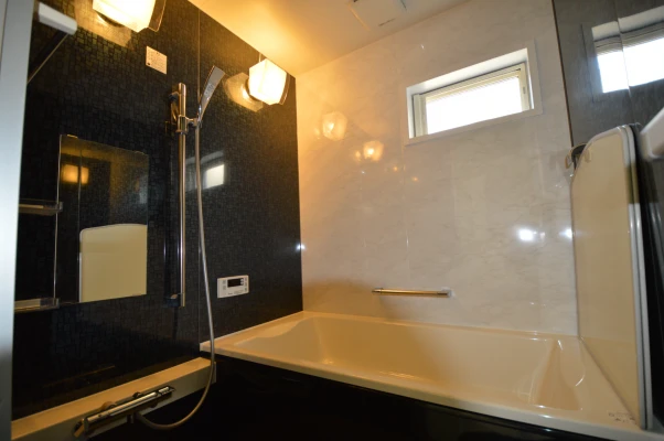 モザイク柄ダークブルーのユニットバス