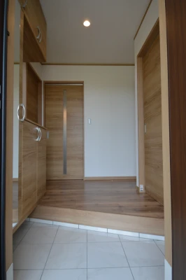 フフ...愛するがゆえに、見守る玄関もある