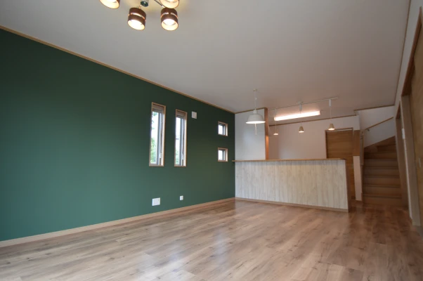 緑と木目パインのLDKに身をまかせ同化する