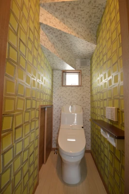 階段下収納のある一階トイレは柔の拳