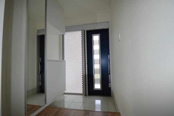 玄関引戸はパンチングパネル防犯ガラス