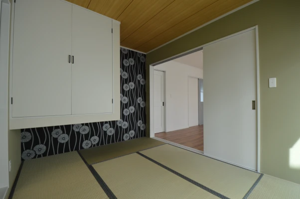 LDK隣接の和室は和柄壁紙が特徴的
