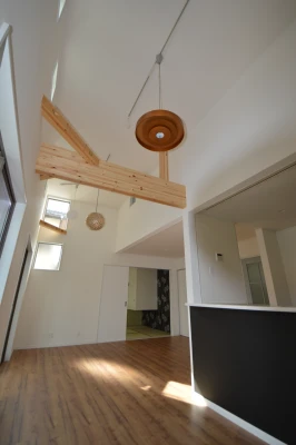 開放感のある高天井リビングで採光確保