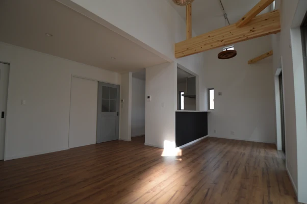 ダイニングとキッチンも開放的な空間