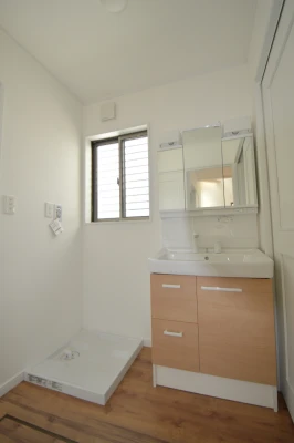 木目柄の洗面化粧台