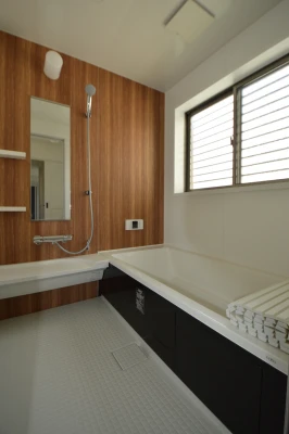 LIXIL製の木目柄ユニットバス