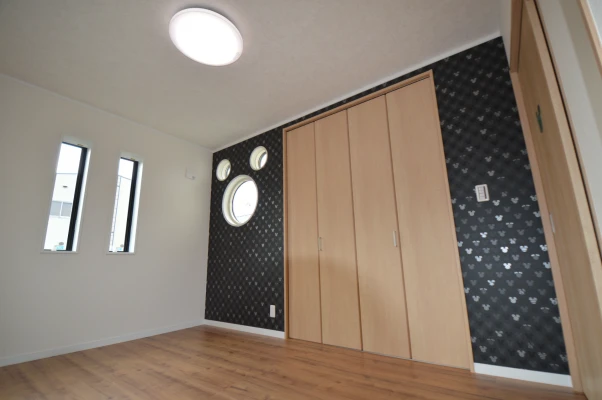 壁紙もサッシもミッキー！ミッキー！