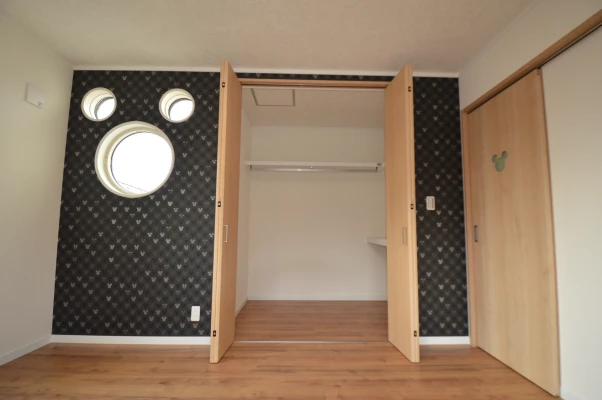 ミッキー窓から外の様子を覗けます