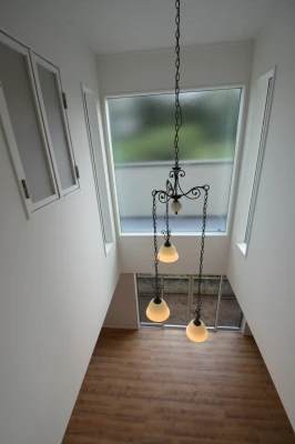 中央部に採光抜群の吹き抜け窓