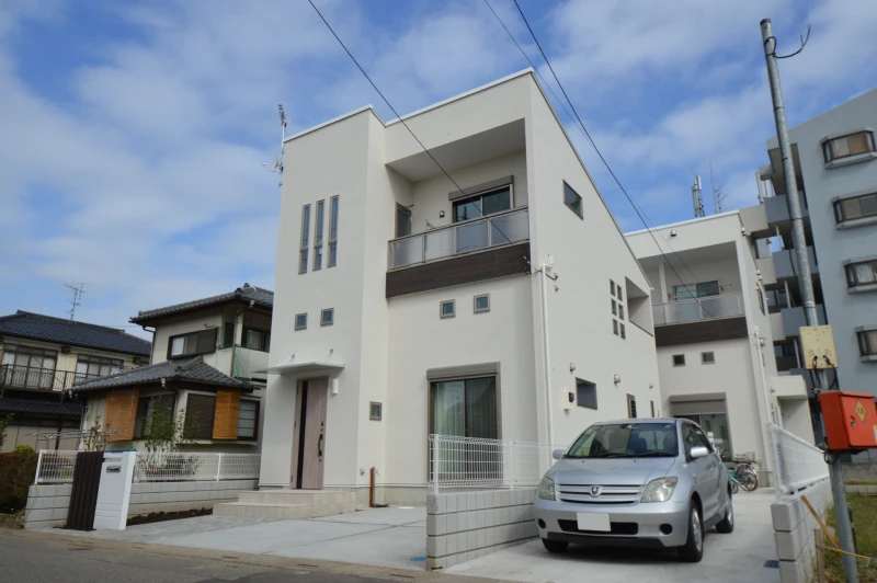 中二階が並ぶファサード面は長躯の外観