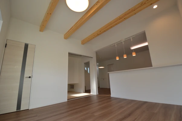 魅せ梁のリビングで天井高を演出