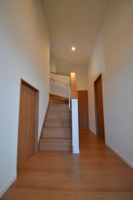 蔵収納と階段先に二部屋スキップフロア