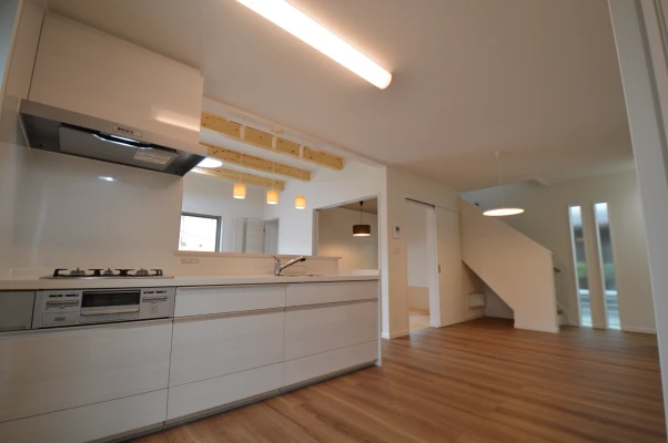 広々としたキッチンと背面にパントリー