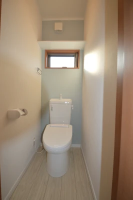 淡いスカーブルーの二階トイレ