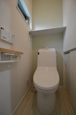 モスグリーンの一階トイレと腰高収納
