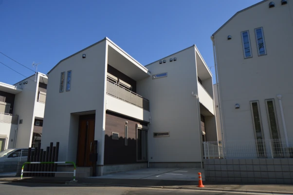 木目柄壁と高天井による長躯の外観