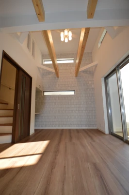 魅せ梁のある高天井に奥はＰＣスペース