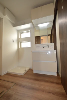 アッパーキャビネットと棚付き洗面脱衣室