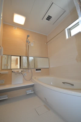 木目柄とワイドミラーのユニットバス