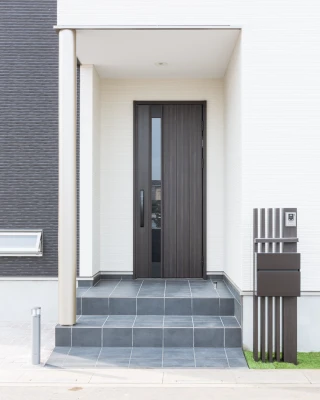 アルミ柱は玄関ファサードの闘気だ！